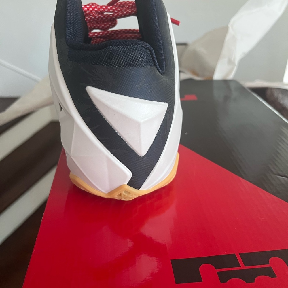 Nike LeBron XI in White and blue “Independence Day” - Picture 6 of 7